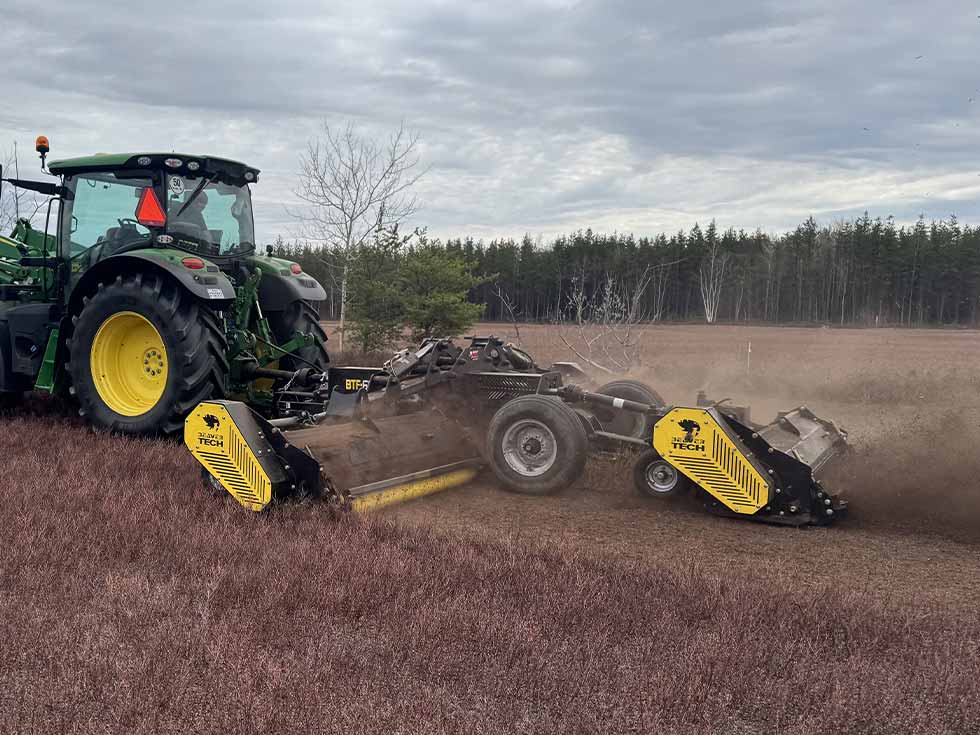 faucheuse-tractee-a-fleaux-tracteur-agricole-produit-beavertech-canada